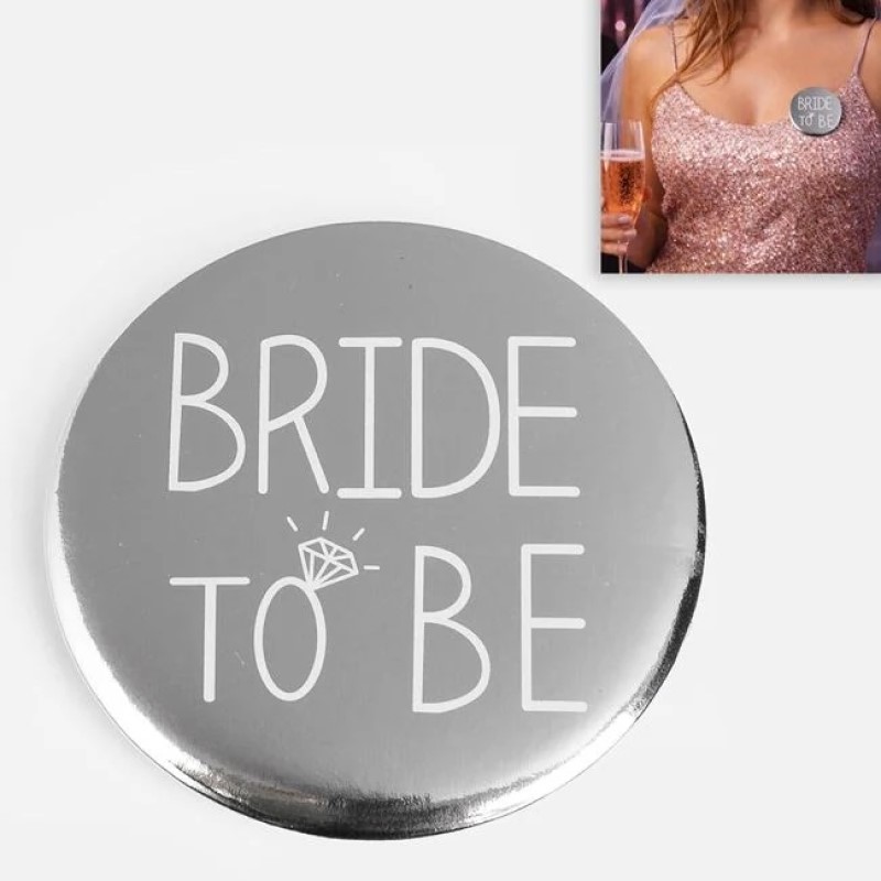 Insigna Metalica Argintie Lucioasa "Bride to Be" 06cm